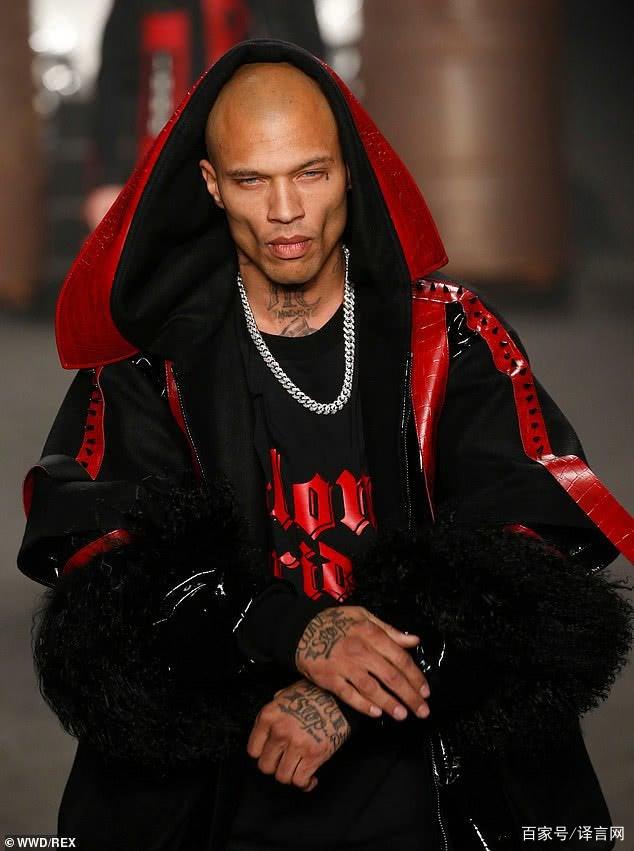 开云体育官网-波尔图训练开放日，今晨复出首秀引欢呼，社区盾在即，团队化学反应显著(波尔图自由广场)